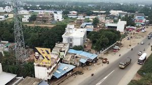 திண்டுக்கல் பைபாஸில் காதலுடன் நின்ற 2 இளம் பெண்கள்.. நடுங்க வைத்த சம்பவத்தின் பின்னணியில் 4பேர்! 