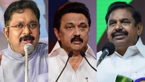 எடப்பாடி vs ஸ்டாலின்.. தினகரனை பிளந்த தலைகள்? திமுக, அதிமுகவிற்கு சிக்கலாகிறதா தேனி? 