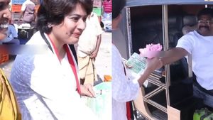  அதிமுகவுக்கு ஓட்டு கேட்ட காயத்ரி ரகுராமுக்கு தாமரை தந்த ஆட்டோ டிரைவர்.. கன்னியாகுமரியில் சுவாரஸ்யம் 