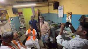  டீக்கடைக்காரர் கூப்பிட்டதுமே.. பின்னாடியே போன எல்.முருகன்.. அங்கே கருணாநிதி - ஸ்டாலின்.. ஆஹா நீலகிரி