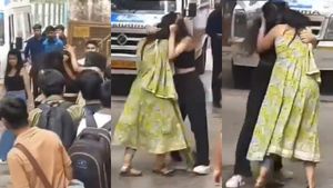 டிஷ்யூம்! நடு ரோட்டில் குடுமிப்பிடி சண்டை.. கட்டி உருண்ட கல்லூரி மாணவிகள்.. வேடிக்கை பார்த்த கூட்டம்