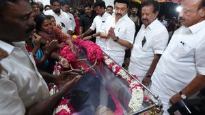  பிரச்சாரத்தை முடித்துவிட்டு நேராக விழுப்புரத்துக்கு போன ஸ்டாலின்.. புகழேந்தி உடலுக்கு நேரில் அஞ்சலி!