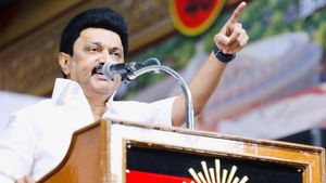  “எரியுதுடி மாலா… ஃபேன போடு” என்று கதறுது பாஜக.. பிரச்சார கூட்டத்தில் அப்ளாஸ் அள்ளிய ஸ்டாலின்!