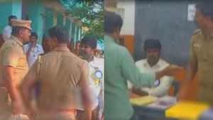 மக்களை ஒருமையில் பேசிய தேர்தல் அதிகாரி.. அதிரடி காட்டிய நெல்லை கலெக்டர்..வெளியே தள்ளிய போலீஸ்