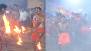 ஃபயர்லாம் எங்களுக்கு ஸ்ப்ரே மாதிரி..என்னங்க இப்படியெல்லாமா விளையாடுவீங்க! கர்நாடகாவில் தீ எறி விழா!