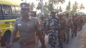 நெருங்கும் லோக்சபா தேர்தல்! சேலத்தில் குவிந்த போலீஸ்+துணை ராணுவம்.. கொடி அணிவகுப்பு 