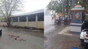 கொடியேறுனது தான் தாமதம்..மாமதுரையையே குளிர வைச்ச தாய் மீனாட்சி..! இனி நாளெல்லாம் கொண்டாட்டம் தானே..!