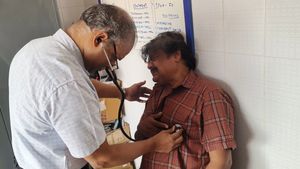  பிரச்சாரத்தின்போது திடீர் உடல் நலக்குறைவு.. மருத்துவமனையில் அனுமதிக்கப்பட்ட நடிகர் மன்சூர் அலிகான்!