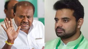 அன்று 'பென் டிரைவ்' மூலம்  மிரட்டிய குமாரசாமி! இன்று பென் டிரைவ்வால் அசிங்கப்பட்ட  அண்ணன் மகன்! 
