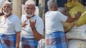 இந்த காலத்திலும் இப்படியா? கைலி, பனியனுடன் மூட்டை தூக்கிய முன்னாள் அமைச்சர்.. வியந்து பார்த்த மக்கள்