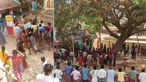  அடித்து நொறுக்கப்பட்ட EVM.. சூறையாடப்பட்ட வாக்குச்சாவடி! கர்நாடகாவில் லோக்சபா தேர்தலின்போது கலவரம்!
