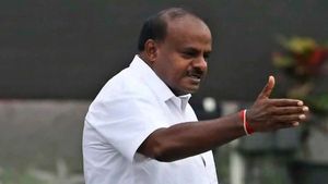 பாஜக வேட்பாளரும் அண்ணன் மகனுமான பிரஜ்வலின் உல்லாச வீடியோ.. குமாரசாமி கொடுத்த ரியாக்‌ஷன்