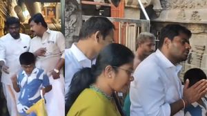  பழனி மலை ஏறிய அண்ணாமலை.. தமிழ்நாட்டில் தேர்தல் முடிந்துள்ள நிலையில் குடும்பத்தினருடன் வழிபாடு!