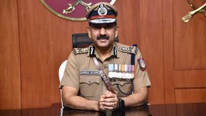 நடிகர் நடிகைகளுடன் செல்ஃபி எடுத்தால்.. சென்னை போலீசாருக்கு வார்னிங் கொடுத்த கமிஷனர் 