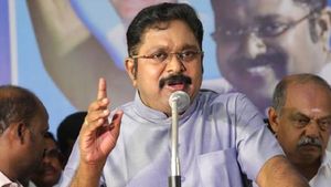 எகிறி குதித்த ’மாஜி’..தேனியில் ப்ராப்ளமாமே? டிடிவிக்கு வந்த டவுட்.. ஆணையத்துக்கு பறந்த கோரிக்கை..!