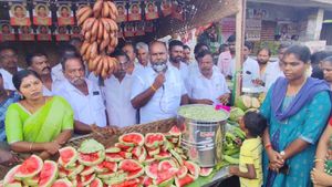 வெயில் இங்க கொல்லுது.. கொடைக்கானலில் முதல்வருக்கு ஓய்வா? மோரைக் கொடுத்து கேள்வி கேட்ட உதயகுமார்!