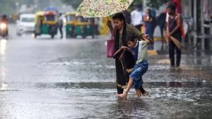 ‛மஞ்சள் அலர்ட்’ .. 3 மாவட்டங்களில் இடி மின்னலுடன் மழை.. நெக்ஸ்ட் 2 மணிநேரம் முக்கியம் - வானிலை மையம்