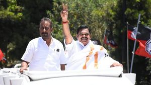  புஸ்ஸாயிடுச்சு.. நீலகிரியில் அதிமுக வேட்பாளர் லோகேஷ் காணோமா? அப்ப எடப்பாடிக்கு பக்கத்துல யாரது? ஆஹா