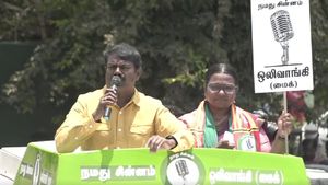 “கொள்கையும் கிடையாது.. கோட்பாடும் கிடையாது.. பேரு மட்டும் இந்தியா கூட்டணியாம்!” சீமான் தாக்கு 