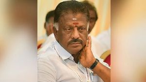 நெடில் OPS Vs 4 குறில் OPS..நான் தாங்க பலாப்பழ OPS வந்திருக்கேன்! எல்லா பக்கமும் கேட் போட்டா எப்படி?