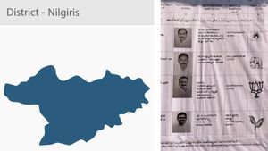 டல்லடிக்குது நீலகிரி.. ஆமா, பூத்களில் வாக்காளர் பெயர் பட்டியலை ஏன் மலையாளத்தில் எழுதி ஒட்டணும்? ஓஹோ