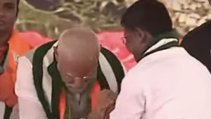 நெகிழ வைத்த மோடி.. மேடையில் ஜேடிஎஸ் நிர்வாகி காலை தொட்டு வணங்கிய பிரதமர்! யார் இந்த மாஜி எம்எல்ஏ? 