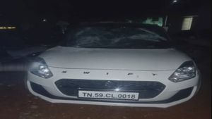  நள்ளிரவில் மதுரை அருகே டிபன் பாக்ஸ் குண்டுவீச்சு.. அலறிய கீழவளவு.. விசாரணையில் ஷாக் தகவல்!