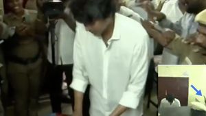 இது டூ மச்.. விஜய் யாருக்கு ஓட்டுப் போடுகிறார் என்று போட்டோ எடுத்த போலீஸ்காரர்! நடவடிக்கை பாயுமா? 