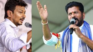 சனாதனம் பற்றிய கருத்துக்கு உதயநிதியை தண்டித்தே ஆகனும்.. காங்கிரஸ் முதல்வர் ரேவந்த் ரெட்டி ஆக்ரோஷம் 