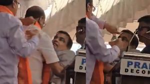 மேடையிலேயே நிலைக்குலைந்த நிதின் கட்கரி.. மயங்கி விழுந்ததால் பரபரப்பு.. ஷாக் வீடியோ 