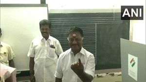  அதிமுக எங்கள் பக்கம் வரும்.. கருத்துக்கணிப்புகள் பொய்யாகும்.. வாக்களித்த பிறகு ஓபிஎஸ் பரபர பேட்டி 