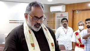 மத்திய அமைச்சர் ராஜீவ் சந்திரசேகருக்கு சிக்கல்.. பல்லாயிரம் கோடி சொத்துகளை மறைத்துவிட்டதாக புகார்!