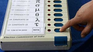 TN Election Polls: ஓட்டு மெஷினில் “ஸ்டார்ட்டிங் ட்ரபுள்”.. பல இடங்களில் வாக்குப்பதிவு தாமதமாக தொடங்கியது!