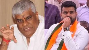 என் மருமகள் நடத்தை தான் சரியில்லை! பிரஜ்வல், ரேவண்ணா மீது செக்ஸ் புகாரளித்த பெண்ணின் மாமியார் தடாலடி 