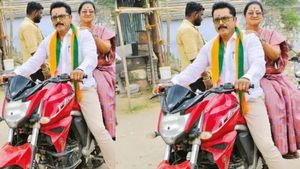  ஹெல்மெட் போடல.. வண்டில நம்பர் பிளேட்டே இல்ல.. ராதிகாவை பின்னால் அமர வைத்து பைக்கில் பறந்த சரத்குமார்