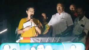 மன்னிச்சிடுங்க.. தொகுதி மாறி மாறி வர்றதால குழம்பிட்டேன்: வேட்பாளர் பெயரை மாற்றி கூறி சமாளித்த கௌதமி!