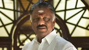 ராமநாதபுரத்திலும் பிரச்சனை.. பறக்கும்படை அதிகாரியால் பாய்ந்த வழக்கு.. ஓபிஎஸ்க்கு புதிய சிக்கல் 