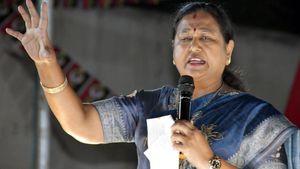  கேப்டன் எங்குமே போகல.. என் வேதனை உங்களுக்கு தான் புரியும்..! பிரசாரத்தில் உடைந்து பேசிய பிரேமலதா..!
