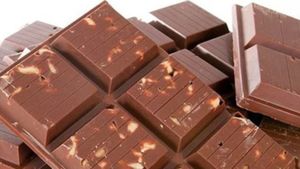 அடப்பாவமே.. மளிகை கடையில் சாக்லேட் வாங்கி சாப்பிட்ட 1.5 வயது குழந்தைக்கு ரத்த வாந்தி.. என்ன நடந்தது 