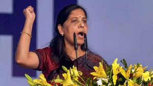 நேரடியாக களத்தில் குதித்த சுனிதா கெஜ்ரிவால்.. தேர்தல் பரப்புரையில் தீவிரம்! டெல்லியில் இன்று ரோட் ஷோ 
