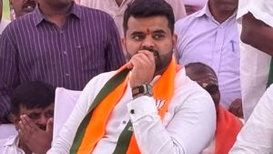 கசிந்த 1000 ஆபாச வீடியோக்கள்! பாஜக கூட்டணி வேட்பாளர் பிரஜ்வல் மீது பாலியல் புகார்! அதிரும் கர்நாடகா 