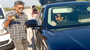  திருச்சியில் மஞ்சு வாரியரை மடக்கிய பறக்கும் படை.. ரெய்டுக்கு இடையே ரசிகர்கள் செய்ததுதான் ஹைலைட்