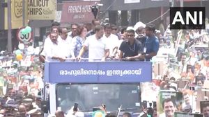  சூடுபிடிக்கும் கேரளாவின் வயநாடு அரசியல் களம்! பேரணியாக சென்று ராகுல் காந்தி வேட்புமனு தாக்கல் 