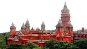 மூட்டை மூட்டையா சேலை.. தேர்தலுக்காக பதுக்கல்? அமுக்கிய பறக்கும் படை.. சீலை அகற்ற கோரிய மனு தள்ளுபடி!