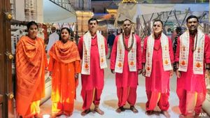 காக்கி நஹி.. காவி போல்.. காவல்துறையினருக்கே சாமியார் ட்ரஸ் மாட்டி விட்ட உ.பி அரசு
