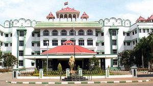 கள்ளழகர் மீது தண்ணீர் பீய்ச்ச முன்பதிவு.. ஆட்சியருக்கு யார் அதிகாரம் கொடுத்தது? ஐகோர்ட் கிளை கேள்வி 