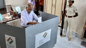 இதுதான் ஜனநாயகம்.. இதுதான் தமிழ்நாடு.. அதிகாலையே வாக்குச்சாவடி மையங்களில் நடந்த சூப்பர் சம்பவம் 