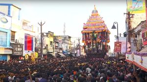 ஆடி அசைந்து வரும் மீனாட்சி சொக்கநாதர் தேர்.. மதுரை சித்திரை திருவிழாவில் பக்தர்கள் உற்சாகம்! 