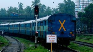 சென்னையில் இருந்து தென் மாவட்டங்களுக்கு செல்லும்.. ரயில்கள் நடு வழியில் நிறுத்தம்.. பயணிகள் தவிப்பு 