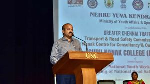 தமிழக போக்குவரத்து ஆணையர் சண்முக சுந்தரம் ஐஏஎஸ் சென்னை போலீசில் பரபரப்பு புகார் 